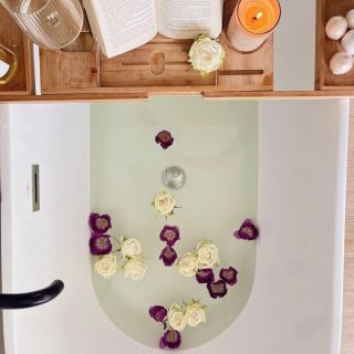 Bambusová polička na vaňu je praktický doplnok do kúpeľne, ktorý vám umožní mať pri kúpaní všetky potrebné veci po ruke....