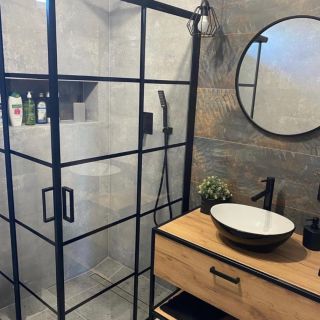 Chceli by ste osobitú, netradičnú, a napriek tomu útulnú kúpeľňu? 🤔🤩 Zariaďte si ju v industriálnom štýle! 🖤 No a aké...